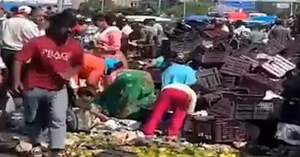 Xe tải chở xoài bị lật, người dân đổ xô 