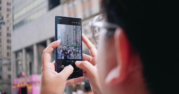 Trải nghiệm xong camera của Galaxy Z Fold7, reviewer nhận định: Chất lượng cải thiện rõ rệt, tính năng Galaxy AI “ai cũng phải wow”