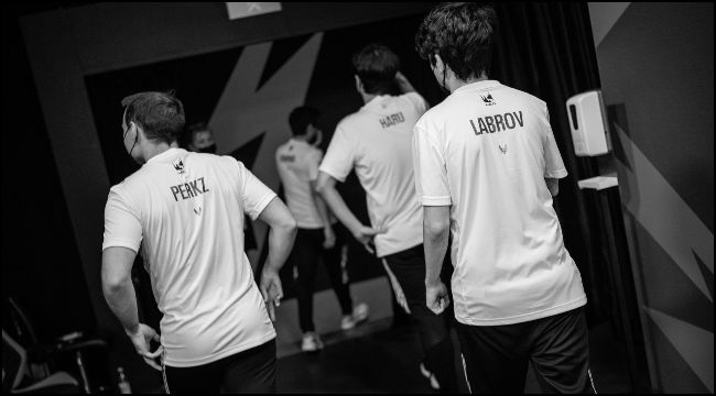 LMHT: “Super team” Vitality tạch playoffs dù tỉ lệ đi tiếp là 95%, Perkz lần đầu lỡ hẹn CKTG