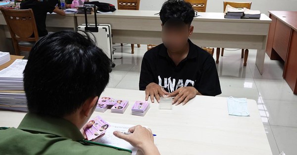 Bộ Công an cảnh báo thủ đoạn lừa đảo mới: Phát tờ rơi có hình nhạy cảm gắn mã độc