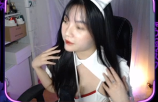 Mẹ một con cosplay y tá lên livestream, cả kênh sóng 