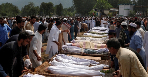 Cảnh kinh hoàng sau trận lũ quét khiến 300 người chết ở Pakistan