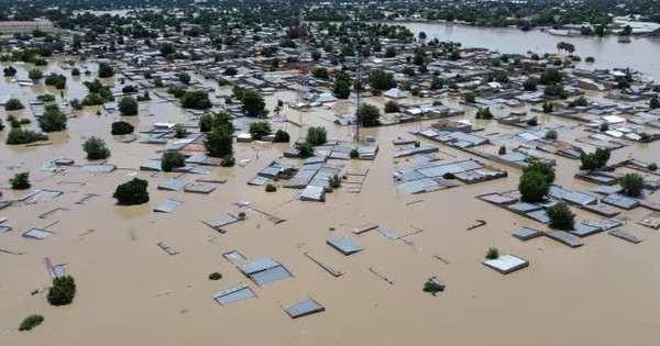 Lũ lụt làm sập tường nhà tù tại Nigeria, gần 300 tù nhân trốn thoát