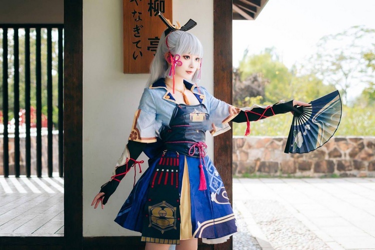 Chiêm ngưỡng bộ ảnh cosplay Kamisato Ayaka trong Genshin Impact được thực hiện bởi hotgirl Trung Quốc