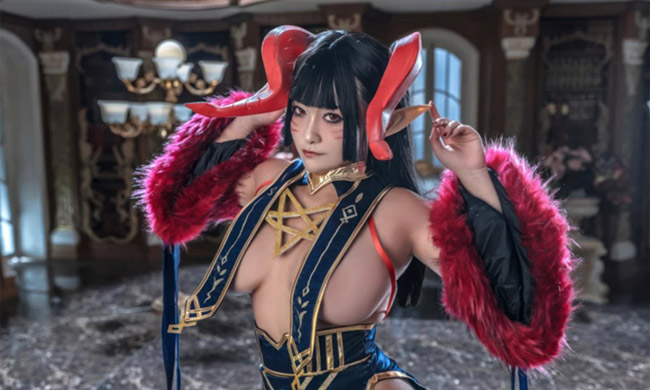 Cosplay tiểu quỷ xinh đẹp khiến không ít người phải xao xuyến