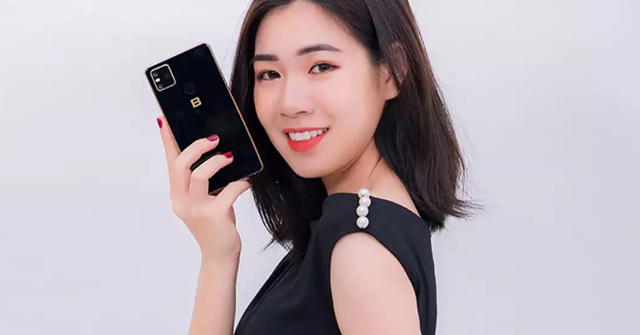 NÓNG: BKAV sắp tung bộ 3 Bphone giá 