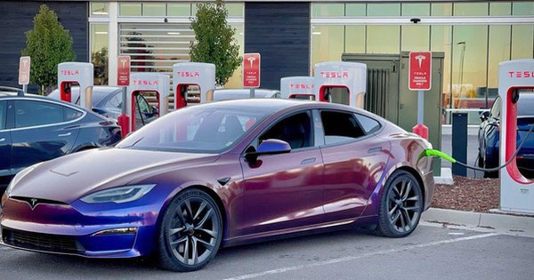 Doanh số sụt giảm, Tesla đành lòng cho chủ xe mới sạc miễn phí trọn đời nhằm cứu vãn tình hình