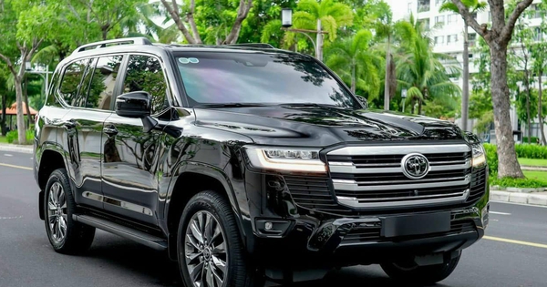 Toyota Land Cruiser LC300 bị hét giá 