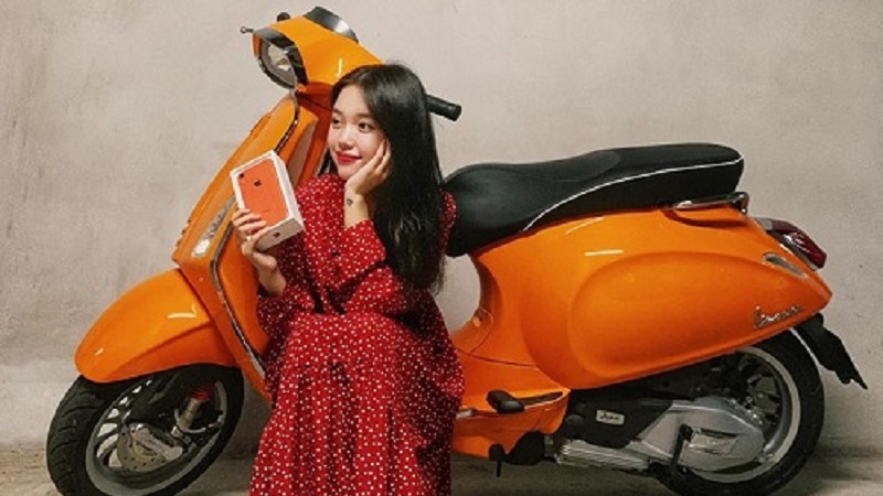 Linh Ngọc Đàm khoe được tặng Vespa cùng điện thoại “xịn xò