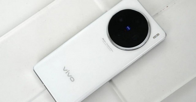 Vivo X200 Ultra hé lộ thiết kế mặt lưng kết hợp 2 tông màu độc đáo