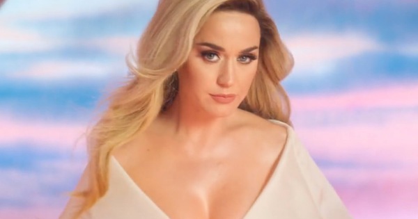 Katy Perry bất ngờ tiết lộ từng nhiều lần bật khóc trong xe hơi sau khi mang thai: 