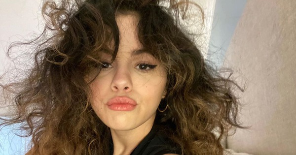 Sáng dậy make up sương sương selfie đầu bù tóc rối trên giường mà vẫn đẹp nức lòng, Selena Gomez đúng là phạm quy mà!