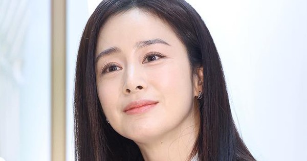 Cận cảnh nhan sắc tuổi 43 của Kim Tae Hee, lộ vô số vết nhăn vẫn xinh đẹp rạng ngời