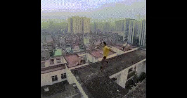 Clip biểu diễn parkour của bạn trẻ Việt gây tranh cãi: Nhảy lộn ngược qua nóc nhà