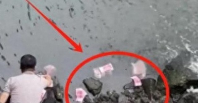 Tiền rơi đầy mặt sông, thanh niên xuống vớt 2 túi to và sự thật gây ngỡ ngàng