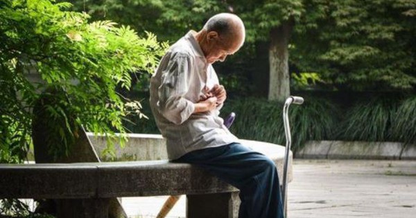 Vợ qua đời, cụ ông 95 tuổi ra ngân hàng rút tiết kiệm 1 tỷ đồng nhưng bị từ chối: 