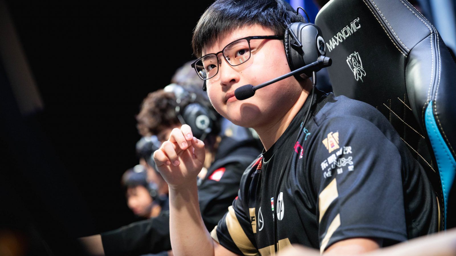 Uzi 'lỡ hẹn' gia nhập Invictus Gaming vì chấn thương ở tay