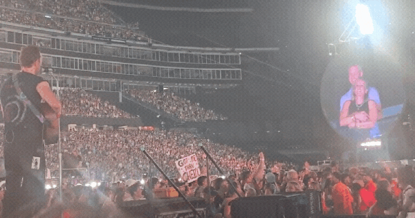“Kiss Cam” là gì mà được gọi là “kính chiếu yêu” giúp bắt quả tang CEO ngoại tình trong concert Coldplay?
