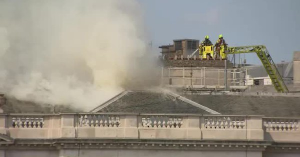 Hỏa hoạn tại tòa nhà biểu tượng Somerset House, Anh điều 100 lính cứu hỏa dập đám cháy - GIẢI TRÍ