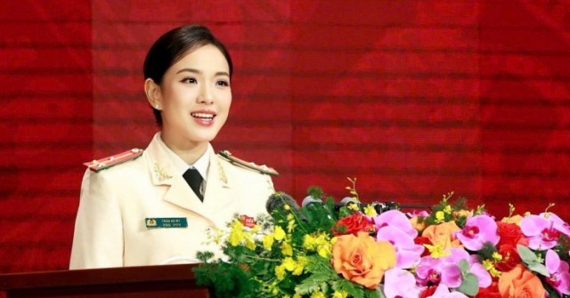 Nữ thượng uý đại diện tuổi trẻ phát biểu tại Lễ kỷ niệm 80 năm Ngày truyền thống Công an nhân dân