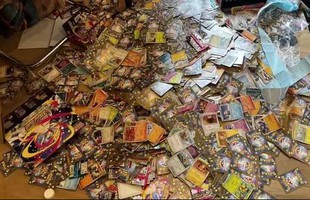 Netizen phẫn nộ căn phòng trọ biến thành "mồ chôn" của vô số thẻ bài Pokémon