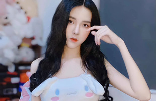 Nữ streamer “đánh úp” fan bằng khoảnh khắc sexy gây tranh cãi, chiếc áo là công cụ gây thắc mắc