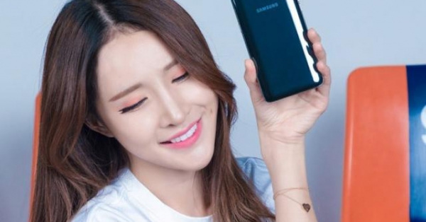 Trong tầm giá 11 triệu nên mua iPhone X cũ hay Galaxy A80 mới?