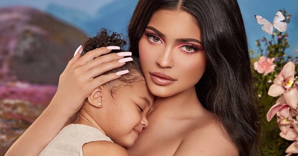 Mê mẩn trước nhan sắc xuất thần của nữ tỷ phú Kylie Jenner cùng con gái, kéo đến clip hậu trường còn xuất sắc hơn!