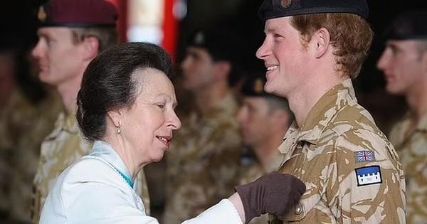 Khi Hoàng tử Harry than vãn, Công chúa Anne được gọi tên