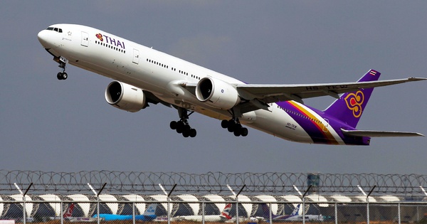 Cửa sổ máy bay Thai Airways chở 270 người bị vỡ khi đang bay trên trời, phi công phải hạ cánh khẩn cấp