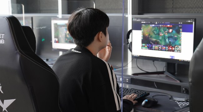 LMHT: LCK bổ sung luật ở playoffs, tuyển thủ dương tính Covid-19 vẫn có thể thi đấu online