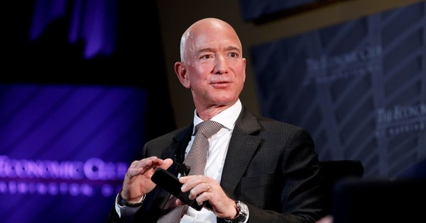 Việc Jeff Bezos trở thành tỷ phú nghìn tỷ USD vấp phải chỉ trích dữ dội, bị Thượng nghị sĩ Mỹ gọi là 