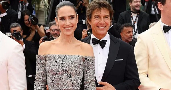 Tom Cruise tình tứ với bạn diễn trên thảm đỏ Cannes, nhận giải Cành cọ vàng danh dự