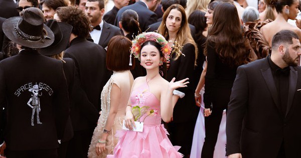 Mẫu teen Việt diện yếm cách tân nổi bật giữa thảm đỏ LHP Cannes 2025