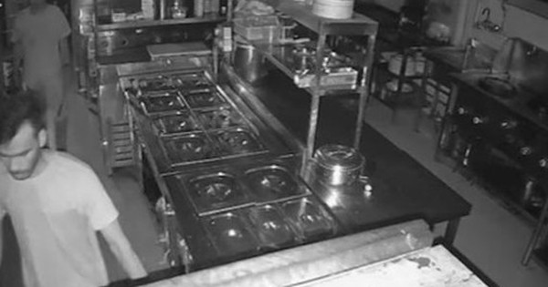 Đột nhập cửa hàng bánh kẹo, 2 tên trộm có hành động khiến nhiều người sốc nặng