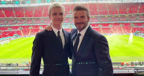 Bố con David Beckham lên đồ suit bảnh bao và nam tính ngời ngời, ai ngờ visual ông bố U50 