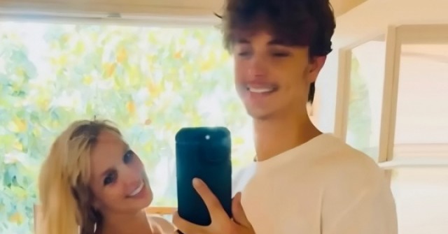 Britney Spears đọ dáng với con trai cao 1,91 m