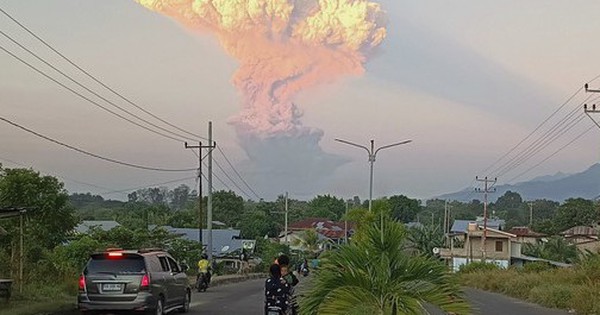 Núi lửa Indonesia phun trào, nhiều chuyến bay bị hủy