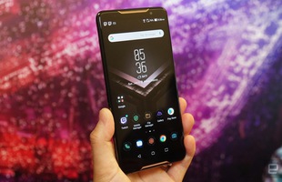 Hình ảnh thực tế đầu tiên của ASUS ROG Phone 2: Vẻ ngoài chẳng khác mấy nhưng 'ruột' thì khủng hơn hẳn, hứa hẹn sẽ là vua gaming