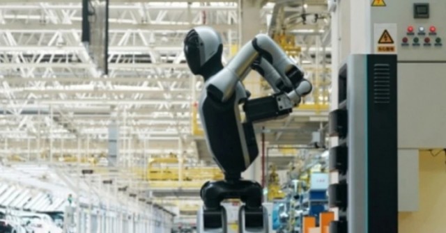 Trung Quốc gây sốc với robot hình người biết tự thay pin đầu tiên trên thế giới