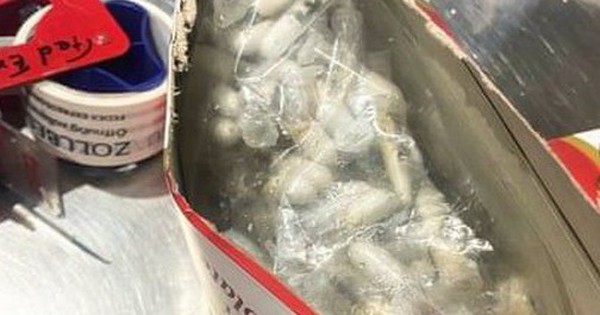 Mở hộp bánh tại sân bay, phát hiện cảnh tượng nổi da gà
