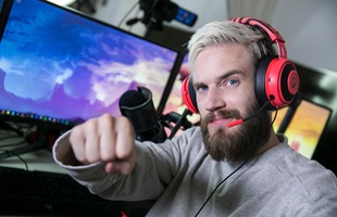 Ngựa quen đường cũ, PewDiePie lại ăn cả đống gach đá vì 