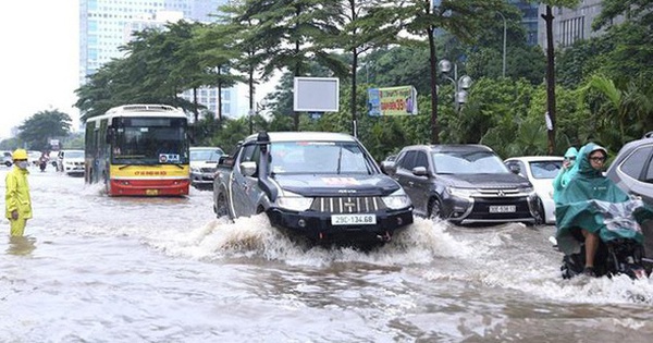 Cần lưu ý gì khi lái ô tô trong trời mưa ngập?