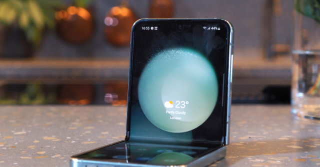 Vén màn sức chống chịu đáng kinh ngạc của Galaxy Z Flip 5