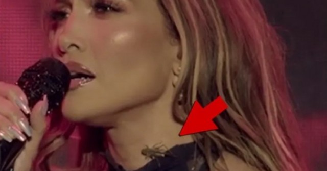 Jennifer Lopez bị châu chấu bò lên cổ khi đang biểu diễn