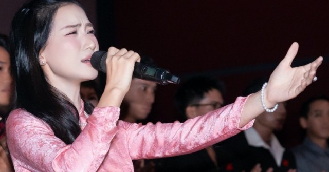Hòa Minzy khóc khi hát nhạc phim, bùng nổ lời khen cho bom tấn 'Mưa đỏ'