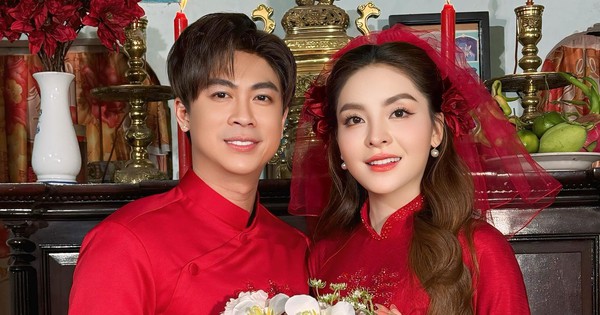 Cặp đôi ca sĩ Vbiz bị soi sống chung nhà bí mật tổ chức đám hỏi?