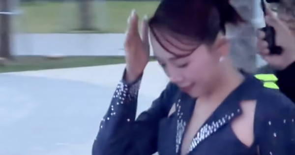Lộ video Tóc Tiên được cả dàn bảo vệ tháp tùng, tay làm 1 hành động gây tranh cãi