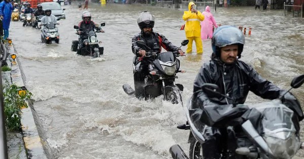 Mưa lớn gây tê liệt Mumbai, nhiều chuyến bay bị gián đoạn