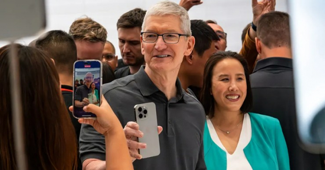 iPhone 15 Pro Max cháy hàng, Tim Cook bối rối khi chọn màu